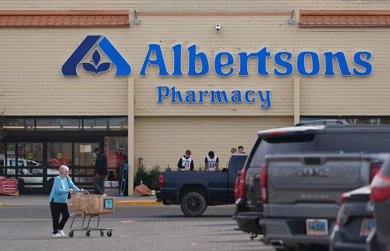 ARCHIVO - Clientes entran a una tienda de comestibles de la cadena Albertsons, el 23 de noviembre de 2024 en Cheyenne, Wyoming. (Foto AP/David Zalubowski, archivo)