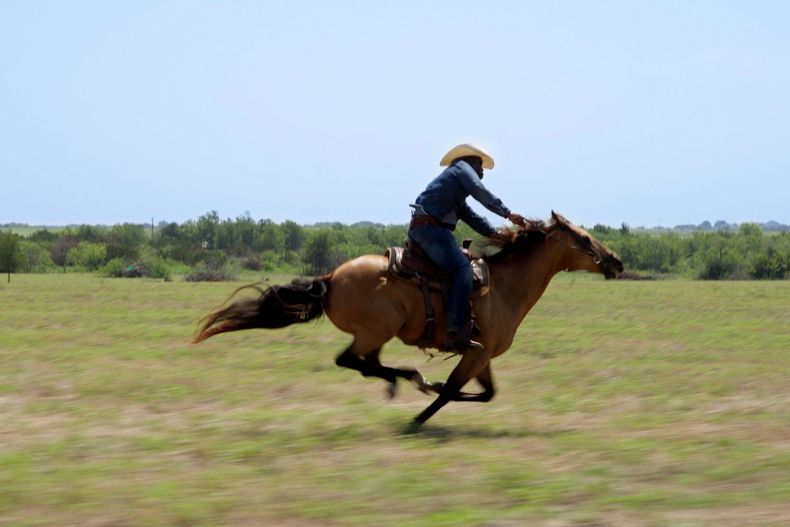 Esta imagen, difundida por Peacock, muestra una escena del documental High Horse: The Black Cowboy. (Troy Harvey/Peacock via AP)