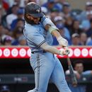 Bo Bichette, de los Azulejos de Toronto, batea un sencillo ante los Mellizos de Minnesota, el viernes 26 de mayo de 2023 (AP Foto/Bruce Kluckhohn)