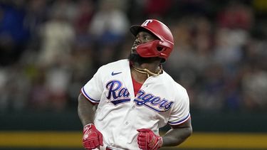 El cubano Adolis García, de los Rangers de Texas, recorre las bases después de su jonrón de dos carreras en la cuarta entrada del partido ante los Bravos de Atlanta, el martes 16 de mayo de 2023, en Arlington, Texas. (AP Foto/Tony Gutierrez)