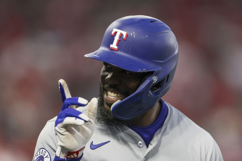 El cubano de los Rangers de Texas, Adolis García celebra luego de impactar un jonrón solitario durante la primera entrada del juego de béisbol ante los Angelinos de Los Ángeles, el viernes 27 de septiembre de 2024. (AP Foto/Ryan Sun)