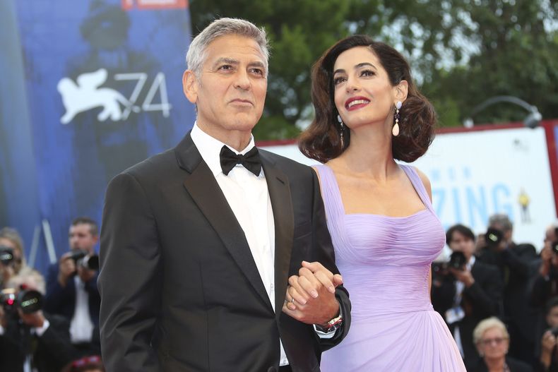 ARCHVO - George Clooney, izquierda, y Amal Clooney en el estreno de la película Suburbicon en la 74ª edición del Festival de Cine de Venecia en Venecia, Italia, el 2 de septiembre de 2017. (Foto Joel Ryan/Invision/AP, archivo)