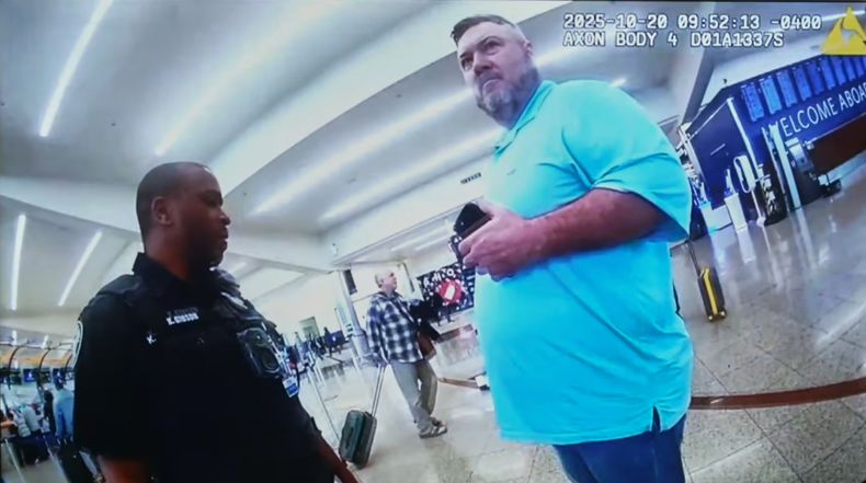 Esta imagen tomada a partir de una grabación de la cámara corporal de la policía del 20 de octubre de 2025 muestra a Billy Joe Cagle, de Cartersville, Georgia, a la derecha, hablando con los agentes de policía antes de ser arrestado dentro de la terminal nacional del Aeropuerto Internacional Hartsfield-Jackson de Atlanta en Atlanta. (Departamento de Policía de Atlanta vía AP)