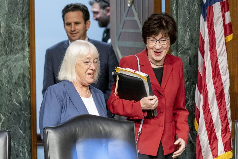 La senadora demócrata Patty Murray (i) y la senadora republicana Susan Collins (d) llegan para una reunión de la Comisión de Asignaciones Presupuestarias, en el Congreso en Washington, el 16 de mayo del 2023. (Foto AP /Andrew Harnik)
