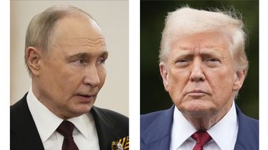 ARCHIVO - Esta combinación de fotografías muestra al presidente ruso Vladímir Putin, izquierda, en Moscú el 9 de mayo de 2025, y al mandatario estadounidense Donald Trump el 1 de agosto, en Washington. (AP Foto/Alexander Zemlianichenko, foto compartida, Mark Schiefelbein, archivo)