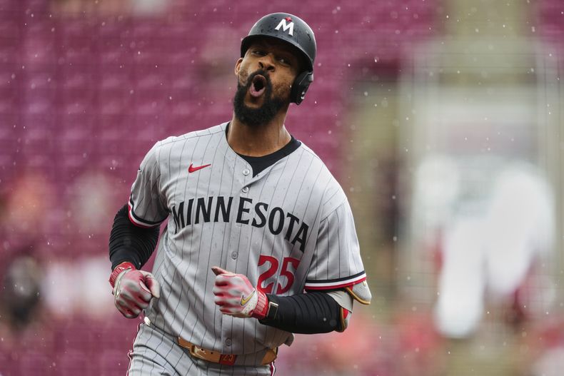 El dominicano Byron Buxton, de los Mellizos de Minnesota, recorre las bases tras batear un jonrón solitario durante la primera entrada de un partido de béisbol contra los Rojos de Cincinnati, el jueves 19 de junio de 2025, en Cincinnati. (AP Foto/Grace Bradley)