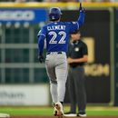 Ernie Clement, de los Azulejos de Toronto, corre las bases después de batear un jonrón durante la décima entrada del juego de béisbol de Grandes Ligas contra los Astros de Houston, el miércoles 5 de agosto de 2026, en Houston.(AP Foto/Ashley Landis)