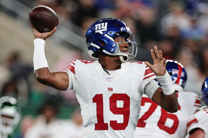 El mariscal de campo de los Giants de Nueva York, Jameis Winston (19), lanza el balón durante la primera mitad de un partido de pretemporada de la NFL contra los New York Jets, el viernes 28 de agosto de 2026, en East Rutherford, Nueva Jersey. (Foto AP/Adam Hunger)