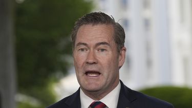 ARCHIVO - El asesor de Seguridad Nacional Mike Waltz habla en una entrevista difundida en televisión el 1 de mayo de 2025, en la Casa Blanca, en Washington. (AP Foto/Alex Brandon, archivo)
