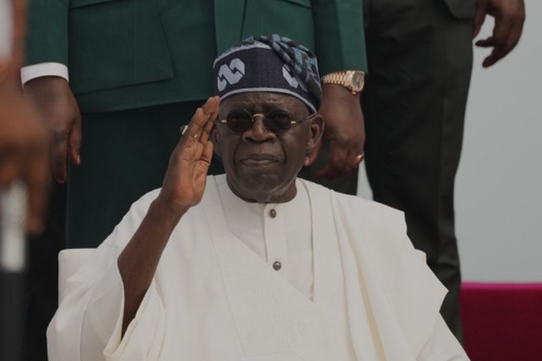 El presidente de Nigeria, Bola Ahmed Tinubu, asiste a las celebraciones por el 70 aniversario de la Armada de Nigeria en el paseo marítimo Eko Atlantic en Lagos, Nigeria. el lunes 1 de junio de 2026. (AP Foto/Sunday Alamba)