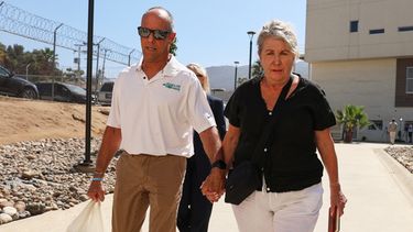 Debra y Martin Robinson, padres de los hermanos australianos Callum y Jake Robinson, llegan al tribunal para el juicio de los hombres acusados de asesinarlos, en Ensenada, México, el jueves 8 de octubre de 2026. (Foto AP/Karen Castañeda)