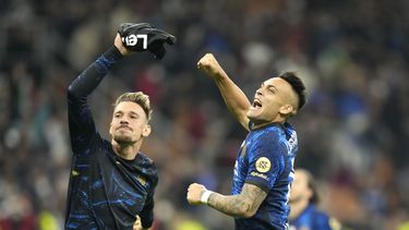 Con 2 de Lautaro, Inter golea a Milan y es finalista de Copa