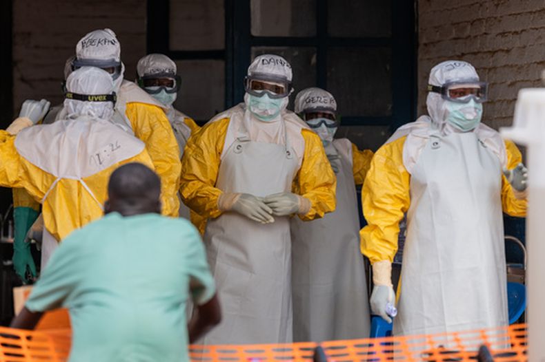 Personal médico se prepara para su turno en el centro de tratamiento de Mongbwalu, en la República Democrática del Congo, el viernes 5 de junio de 2026. (AP Foto/Moses Sawasawa)