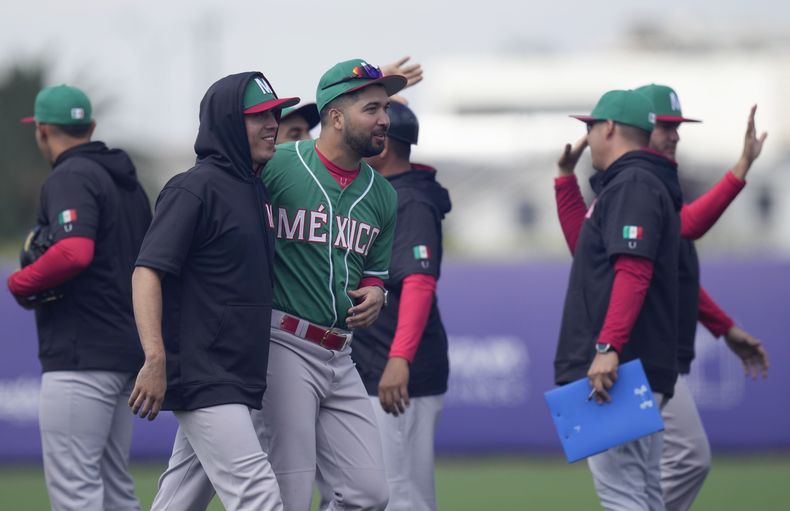 El equipo de México celebra su victoria 16-0 ante Chile en el béisbol de los Juegos Panamericanos, el miércoles 18 de octubre de 2023, en Santiago. (AP Foto/Silvia Izquierdo)