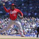 El abridor de los Rojos de Cincinnati Hunter Greene lanza en la primera entrada del juego ante los Cachorros de Chicago el viernes 26 de mayo del 2023. (AP Foto/Erin Hooley)