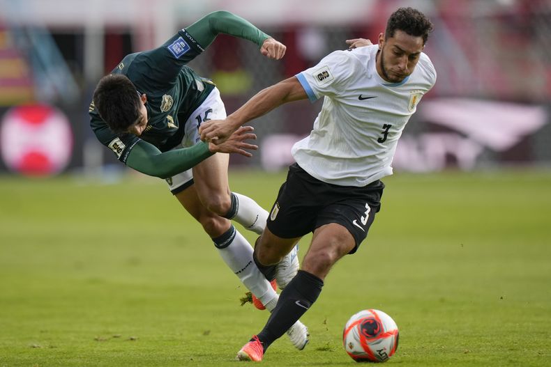 Sebastián Cáceres, de Uruguay, disputa un balón con Gabriel Villamil, de Bolivia, en un encuentro de la eliminatoria mundialista, realizado el martes 25 de marzo de 2025, en el Alto (AP Foto/Juan Karita)