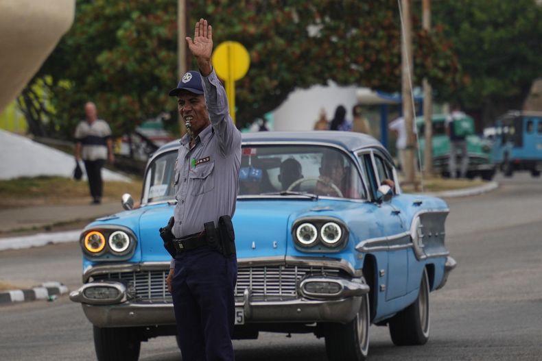 Un oficial de la Policía Nacional dirige el tráfico debido a un corte de energía en La Habana, Cuba, el miércoles 3 de diciembre de 2025. (AP Foto/Ramón Espinosa)