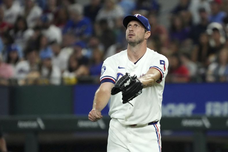 El abridor de los Rangers de Texas, Max Scherzer reacciona luego de bolear a Ryan OHearn de los Orioles de Baltimore durante la segunda entrada del juego de béisbol el sábado 20 de julio de 2024, en Arlington, Texas. (AP Foto/Jeffrey McWhorter)