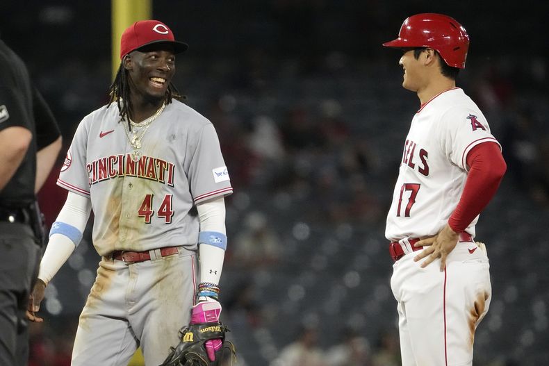 El dominicano Elly de la Cruz, de los Rojos de Cincinnati, bromea con el japonés Shohei Othani, de los Angelinos de Los Ángeles, el miércoles 23 de agosto de 2023 (AP Foto/Mark J. Terrill)