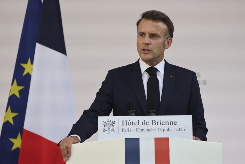 El presidente francés Emmanuel Macron en un discurso a jefes militares en el Hotel le Brienne en París el 13 de julio del 2025. (Ludovic Marin, Pool Photo via AP)