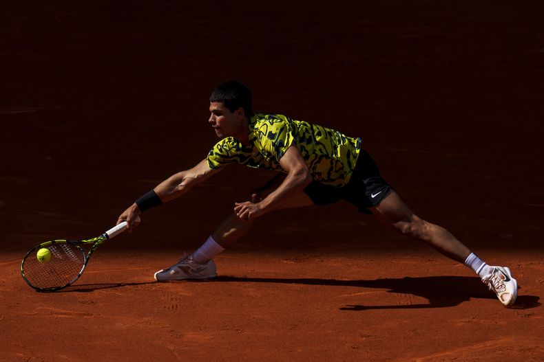 Carlos Alcaraz devuelve ante Karen Kachanov en el Abierto de Madrid, el martes 2 de mayo de 2023. (AP Foto/Manu Fernández)