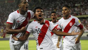 Paolo Guerrero vuelve con Perú para choque con Colombia