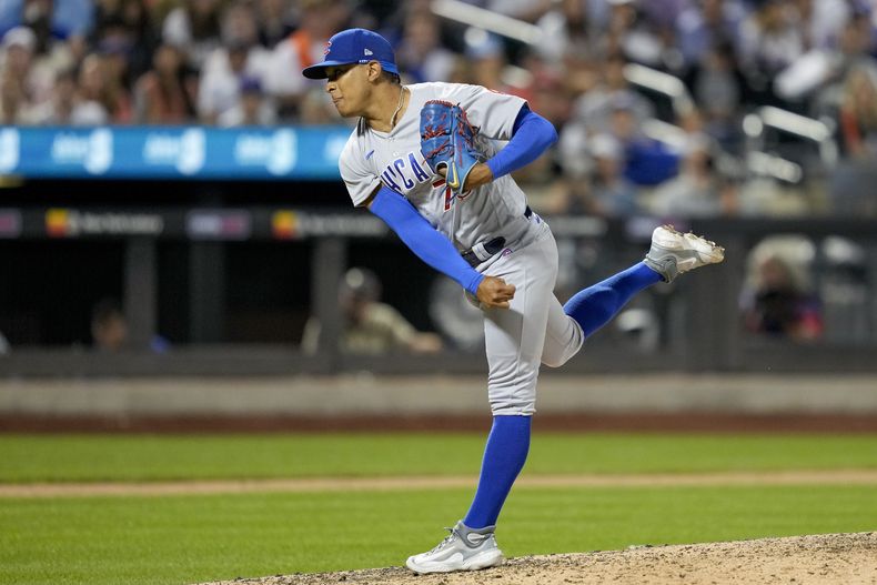 El relevista venezolano Adbert Alzolay de los Cachorros de Chicago lanza en el noveno episodio del juego ante los Mets de Nueva York, en Nueva York. Martes 8 de agosto de 2023. (AP Foto/John Minchillo)