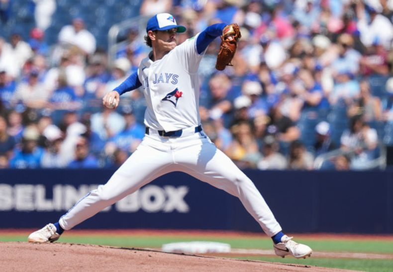 El lanzador de los Azulejos de Toronto, Shane Bieber, realiza un pitcheo contra los Rays de Tampa Bay durante la primera entrada de un partido de béisbol en Toronto, el jueves 23 de julio de 2026. (Nathan Denette/The Canadian Press vía AP)