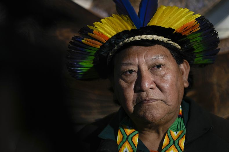 Davi Kopenawa, chamán yanomami, escucha las preguntas de reporteros en una conferencia de prensa tras su reunión con el papa Francisco en el Vaticano, el miércoles 10 de abril de 2024 (AP Foto/Alessandra Tarantino)