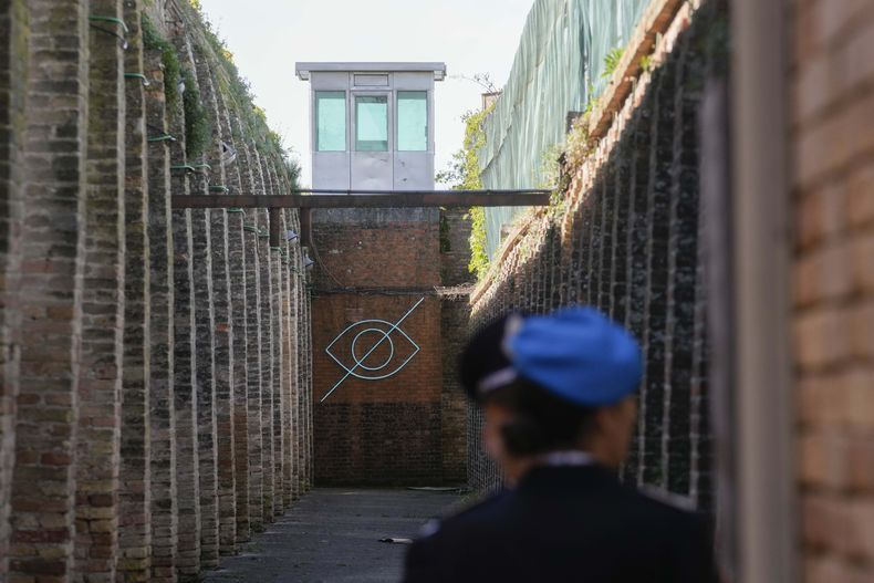 La instalación White Sight de la artista Claire Fontaine se exhibe dentro de la prisión de mujeres en la isla Giudecca durante la exposición de la 60ª Bienal de Artes en Venecia, Italia, el miércoles 17 de abril de 2024. La obra forma parte del pabellón del Vaticano en la Bienal de Venecia en una colaboración innovadora entre reclusas y artistas. (Foto AP/Luca Bruno)
