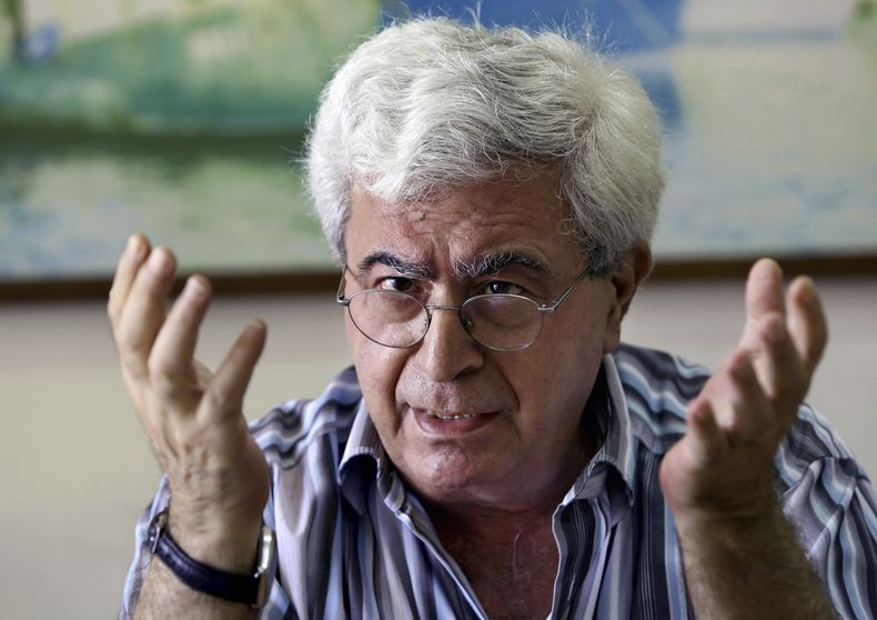 El destacado escritor e intelectual libanés Elias Khoury habla durante una entrevista con The Associated Press en su oficina del Instituto de Estudios Palestinos en Beirut, Líbano, el viernes 8 de agosto de 2014. (Foto AP/Bilal Hussein, Archivo)