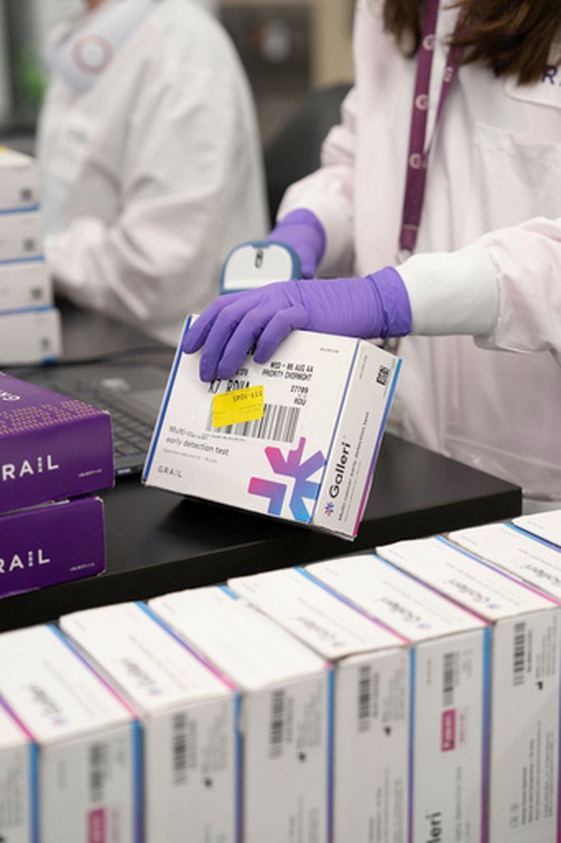 En esta imagen sin fecha, proporcionada por Grail Inc. el martes 22 de septiembre de 2026, aparece un empleado analizando una prueba Galleri para la detección del cáncer. (Grail Inc. vía AP)