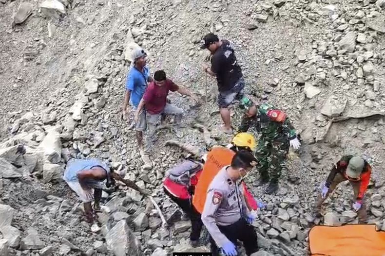 En esta fotografía difundida por la Agencia Nacional de Búsqueda y Rescate de Indonesia (BASARNAS), socorristas buscan a víctimas en el sitio donde hubo un derrumbe en una cantera, el viernes 30 de mayo de 2025, en el distrito de Cirebon, provincia de Java Occidental, Indonesia. (BASARNAS vía AP)