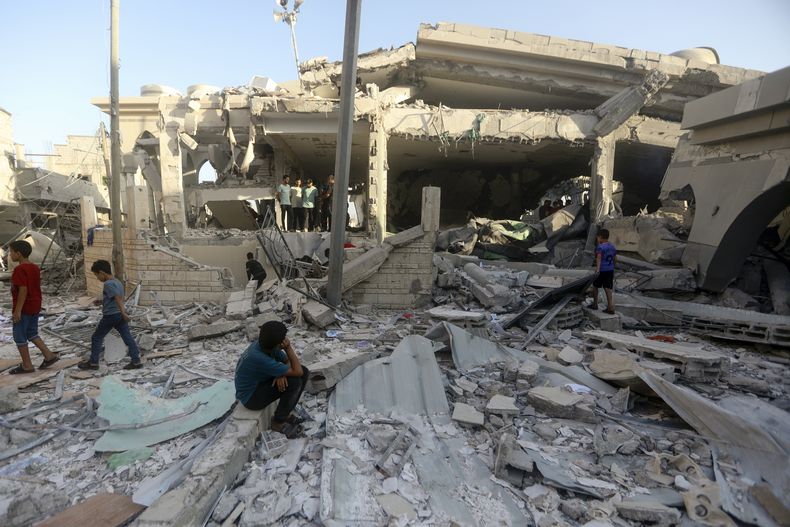 Palestinos revisan los daños en una mezquita destrozada luego de un ataque aéreo israelí en el campo de refugiados de Jan Yunis, en el sur de la Franja de Gaza, el miércoles 8 de noviembre de 2023. (AP Foto/Mohammed Dahman)