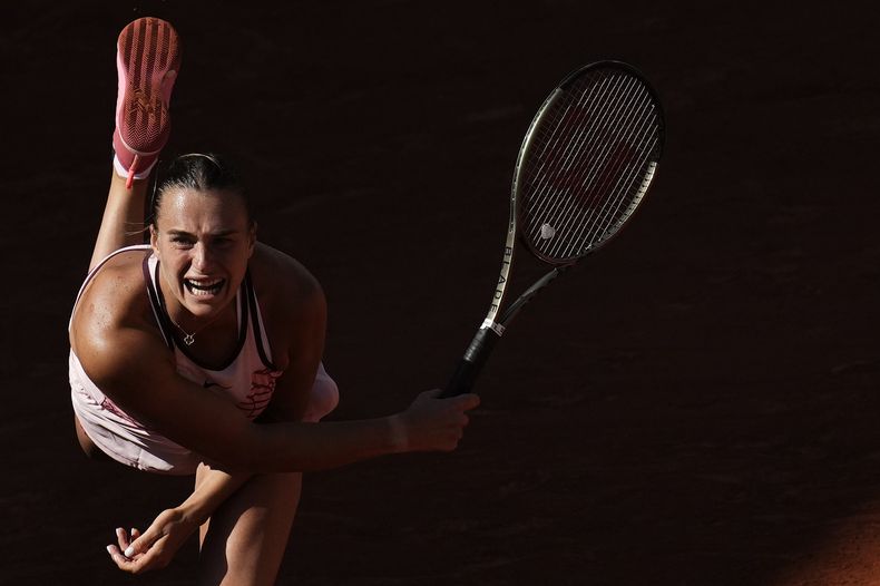 Aryna Sabalenka, de Bielorrusia, saca en contra de Iryna Shymanovich, también de Bielorrusia, durante el partido de segunda ronda del Abierto de Francia, en el estadio de Roland Garros, en París, el miércoles 31 de mayo de 2023. (AP Foto/Christophe Ena)