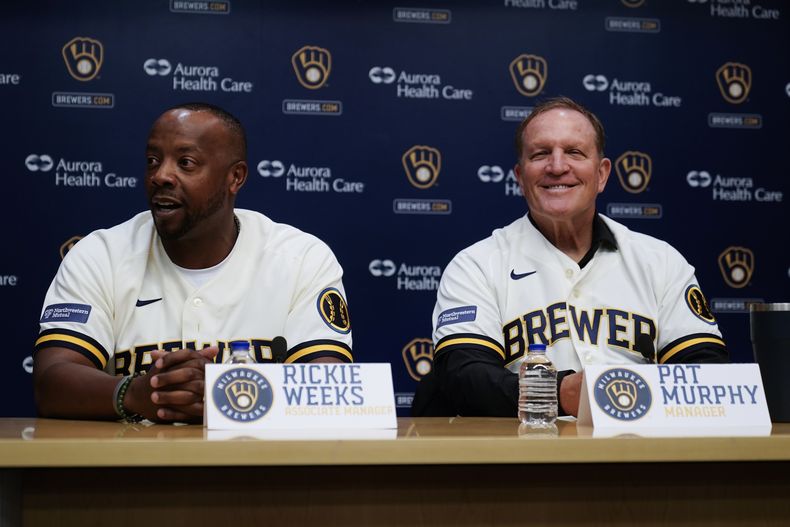 El nuevo mánager de los Cerveceros de Milwaukee Pat Murphy y el mánager asistente Rickyie Weeks hablan en conferencia de prensa durante su presentación con el equipo el jueves 16 de noviembre del 2023. (AP Foto/Morry Gash)