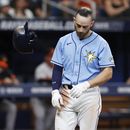 Brandon Lowe de los Rays de Tampa Bay arroja su casco luego de poncharse ante los Orioles de Baltimore durante la octava entrada del partido de béisbol en San Petersburgo, Florida. Domingo 23 de julio de 2023. (AP Foto/Scott Audette)