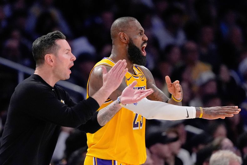 ARCHIVO - El entrenador JJ Redick y LeBron James de los Lakers de Los Ángeles durante un juego contra los Warriors de Golden State, el 3 de abril de 2025, en Los Ángeles. (AP Foto/Mark J. Terrill)