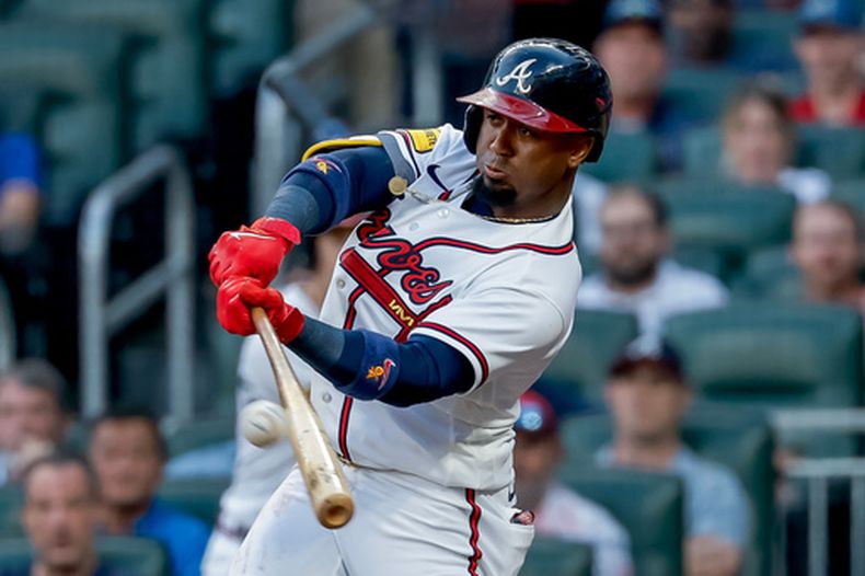 El jugador de los Braves de Atlanta, Ozzie Albies (1), conecta un elevado de sacrificio productor contra los Dodgers de Los Ángeles durante la primera entrada de un partido de béisbol, el martes 25 de agosto de 2026, en Atlanta. (Foto AP/Erik S. Lesser)