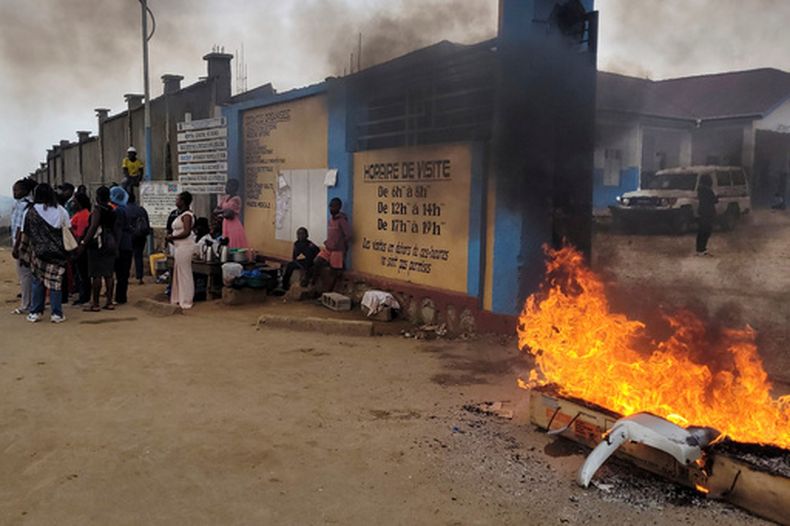 Escombros arden durante la huelga de trabajadores sanitarios que participan en la respuesta al ébola en el Congo, quienes protestan por falta de pago, en Bunia, República Democrática del Congo, el miércoles 15 de julio de 2026. (Foto AP/Constant Same Bagalwa)