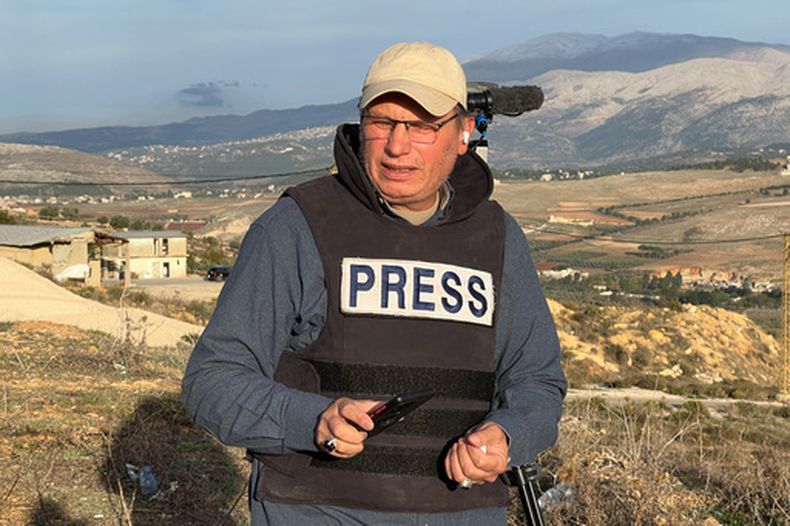 Ali Shoeib, corresponsal de la cadena de televisión Al-Manar de Hezbollah, quien murió en un ataque israelí en Jezzine junto con otros periodistas el sábado 28 de marzo de 2026, aparece informando desde la ciudad de Marjayoun, el miércoles 22 de noviembre de 2024. (Foto AP/Hussein Malla)