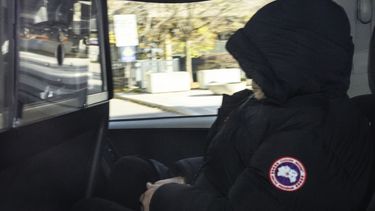 El magnate de la moda Peter Nygård deja el tribunal en un vehículo policial después de ser declarado culpable de cuatro cargos de agresión sexual, el domingo 12 de noviembre de 2023, en Toronto. (Christopher Katsarov/The Canadian Press vía AP)