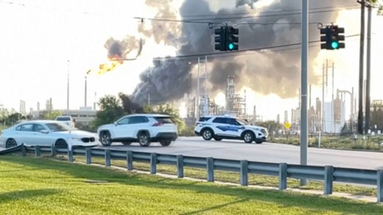En esta imagen extraída de un video proporcionado por KBMT se ve humo saliendo de la Refinería Valero Port Arthur en Port Arthur, Texas, el lunes 23 de marzo de 2026. (KBMT via AP)