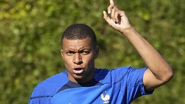 Kylian Mbappé gesticula durante un entrenamiento de la selección de Francia, en Clairefontaine, el martes 13 de junio de 2023 (AP Foto/Michel Euler)