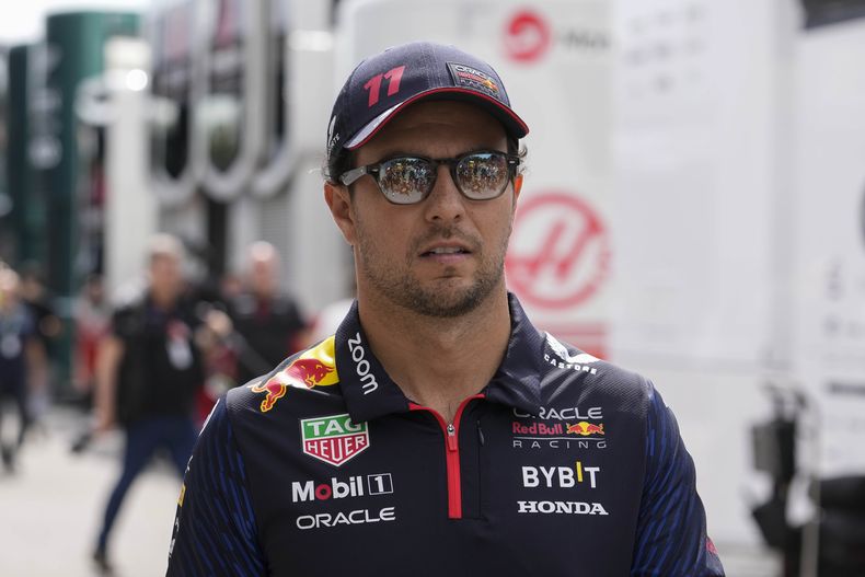 El piloto mexicano Sergio Pérez (Red Bull) llega al circuito de Monza, sede del Gran Premio de Italia, el jueves 31 de agosto de 2023. (AP Foto/Luca Bruno)