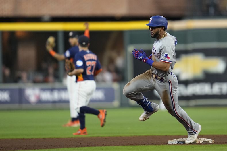 Leody Taveras, de los Rangers de Texas, bateó un triple durante la sexta entrada del Juego 2 de la Serie de Campeonato de la Liga Americana en contra de los Astros de Houston, el lunes 16 de octubre de 2023, en Houston. (AP Foto/Godofredo A. Vasquez)