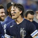 Bobby Witt Jr., de los Reales de Kansas City, festeja con Kyle Isbel, luego de conectar un grand slam en la décima entrada del encuentro ante los Mellizos de Minnesota, el viernes 28 de julio de 2023 (AP Foto/Colin E. Braley)