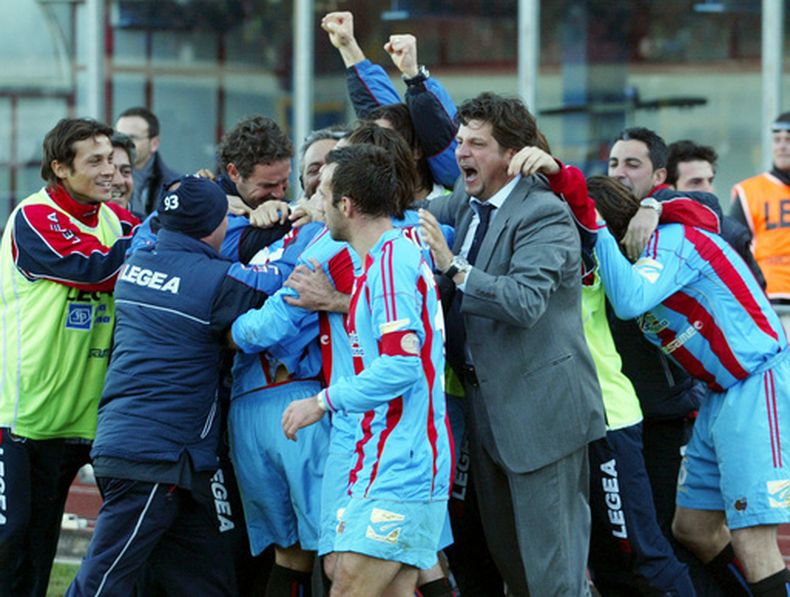 ARCHIVO - Silvio Baldini (centro derecha), entonces técnico de Catania, celebra la victoria ante Udinese en la Copa Italia, el miércoles 30 de enero de 2008. (AP Foto/Tano Pecoraro)