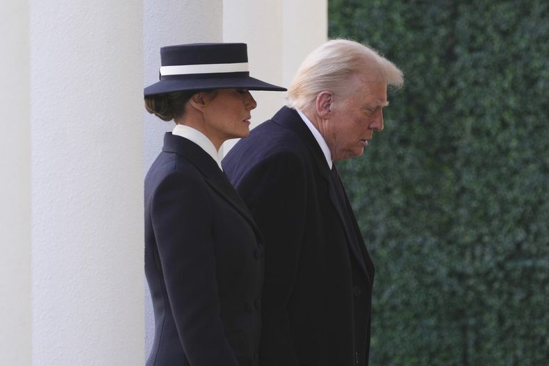 El presidente electo Donald Trump y su esposa Melania llegan a la iglesia St. Johns Episcopal Church en Washington, el 20 de enero del 2025. (AP foto/Matt Rourke)