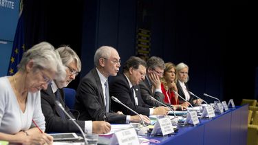 americateve | El presidente del Consejo Europeo, Herman Van Rompuy, tercero de la izquierda, durante una conferencia de prensa tras una cumbre en Bruselas el 23 de octubre del 2014. La Uni&oacute;n Europea contribuy&oacute; otros 24,4 millones de euros (31 millones de